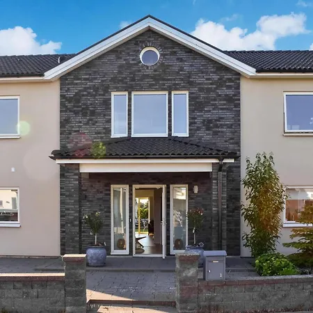 Holiday home Stunning In With Jacuzzi *