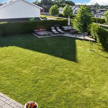 Holiday home Stunning In With Jacuzzi *